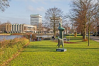 Stadspark in het nieuwe centrum van Marl met grote waterpartij (Citysee) en kunstwerk