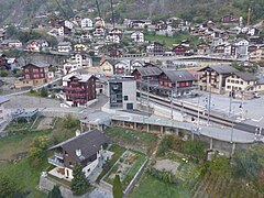 La gare de Stalden-Saas et la gare aval du téléphérique Stalden-Saas - Staldenried vues depuis ce même appareil.