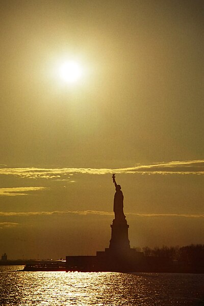 File:Statue of Liberty in front of setting sun, 22 December 2002.jpg