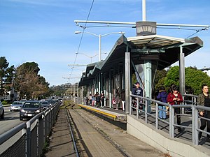 Stonestown stasiun dari jalur penyeberangan, desember 2017.JPG