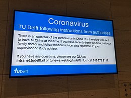 Pengumuman mengenai skrin televisyen di Delft University of Technology di Belanda, menasihati pelajar untuk tidak pergi ke China (19 Februari 2020)