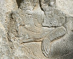 Detajl reliefa Ardaširjevega kronanja, na katerem je prikazan cesar Julijan Odpadnik