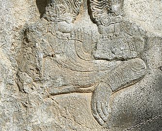 Dettaglio da un rilievo sassanide sull'incoronazione di Ardashir che mostra Giuliano l'Apostata.