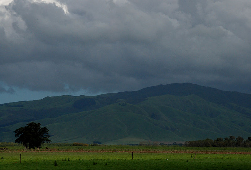 File:Tararua hills - Manawatu.jpg