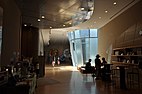 常設展示室と企画展示室間の光庭（2016年7月撮影）