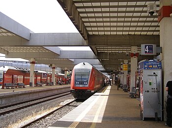 רכבות דו-קומתיות בתחנת הרכבת תל אביב מרכז