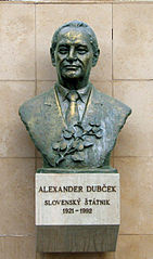 Buste van Dubček bij het gebouw van de Nationale Raad van de Slowaakse Republiek