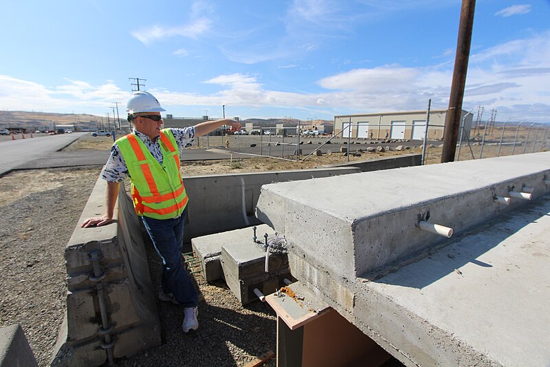 File:The Dalles Bridge deck sections under construction (51585817745).jpg