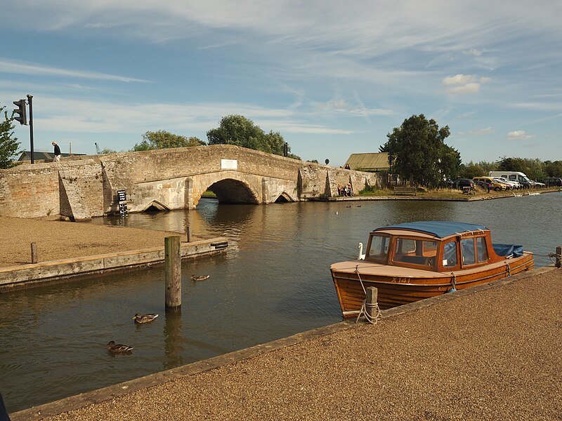 File:The old bridge at Potter Heigham - geograph.org.uk - 6264169.jpg