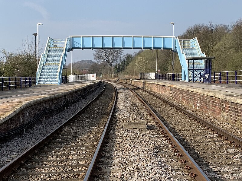 File:The platforms from the barrow crossing.jpg