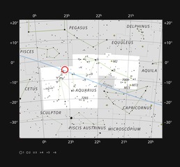 En este mapa se muestran las estrellas que podemos ver a simple vista en una noche oscura y despejada en la extensa constelación de Acuario (El aguador). Se ha marcado la posición de la estrella enana ultrafría TRAPPIST-1, débil y muy roja. Aunque está relativamente cerca del Sol es muy débil y no es visible con telescopios pequeños.