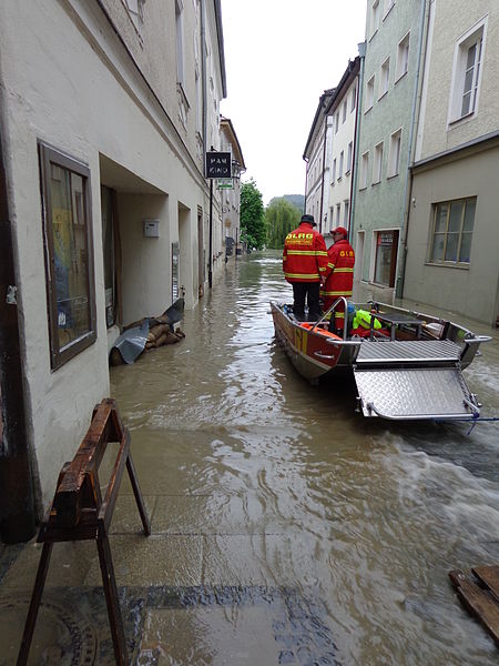 File:Theresienstraße - Passau - Hochwasser 2013 (2).JPG