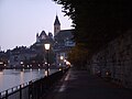 Schloss Thun abends vom Aarequai her gesehen