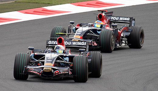 Toro Rosso-coureurs Sebastian Vettel en Sébastien Bourdais tijdens de vrije trainingsritten.
