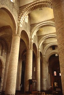 Diaphragm arches in Romanesque architecture (St Philibert, Tournus) TournusTonnengewolbe.jpg