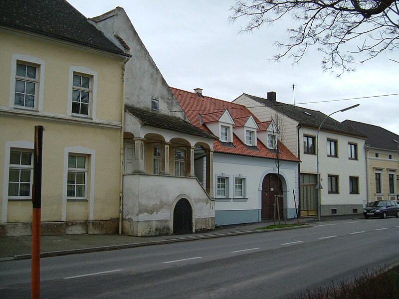 File:Trausdorf an der Wulka (Obere Hauptstraße).jpg