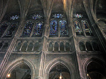 Elevação da nave na Catedral de Chartres (1220). A tribuna desapareceu e as janelas ficaram mais altas.