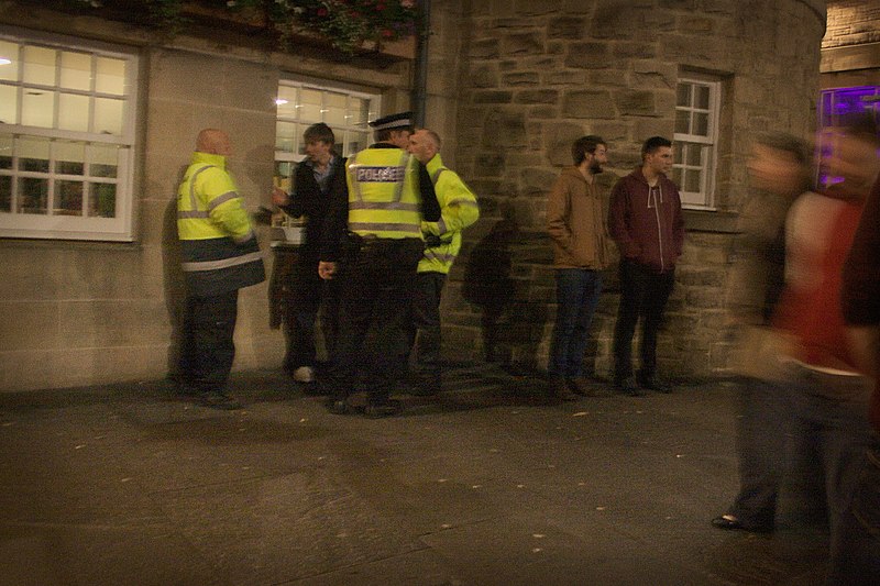 File:Trouble at Edinburgh High Street taxi rank during 2014 Festival 05.jpg