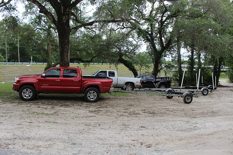 File:Trucks with boat trailers at Dowling Park boat ramp park.jpg