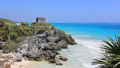 Tulum, um sítio arqueológico correspondente a uma antiga cidade muralhada maia. Situa-se ao longo da costa do mar do Caribe, sudeste do México, estado de Quintana Roo, numa região conhecida como Riviera Maya. (definição 4 750 × 2 676)