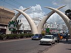Suuria syöksyhampaita jäljittelevät kaaret Moi Avenuella ovat Mombasan maamerkki.