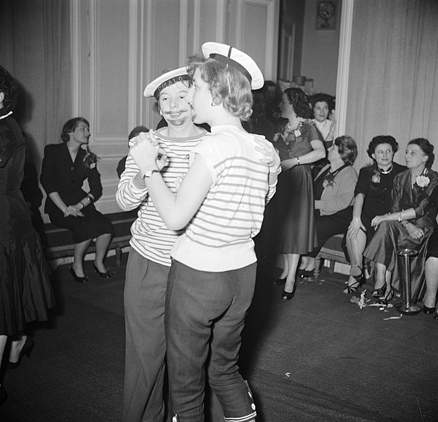 File:Twee meisjes verkleed als matroos op een dansfeest met overwegend jonge dames, Bestanddeelnr 254-0152.jpg