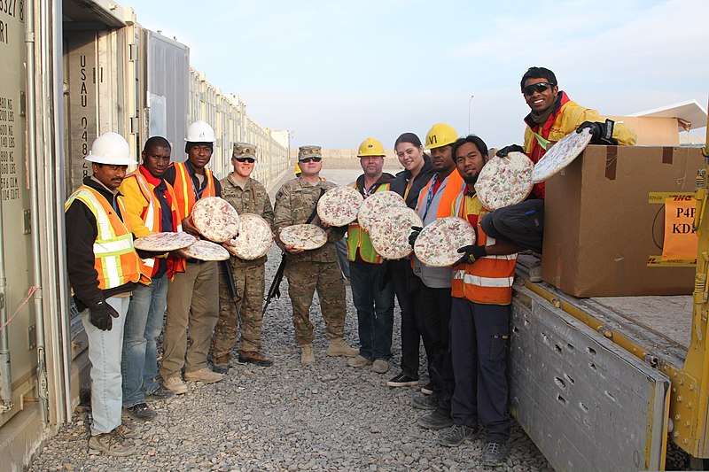 File:U.S. Soldiers and civilians pose for a photo while holding frozen pizzas Jan. 20, 2014, at Kandahar Airfield, Afghanistan 140120-A-MH103-325.jpg