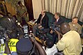 Der US-Marineminister Donald C. Winter (r.) und der ghanaische Verteidigungsminister Kwame Addo-Kufuor (l.) in Accra am 18. April 2006