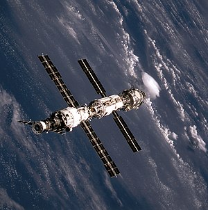 Единство-Заря-Звезда STS-106 (2) .jpg