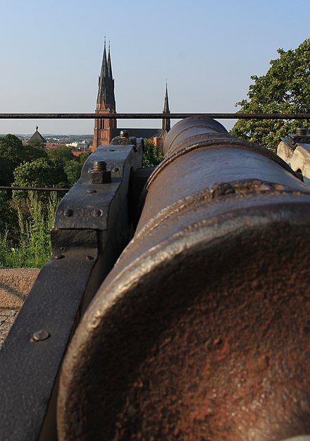 One of Uppsala Castle's cannons aimed at the cathedral