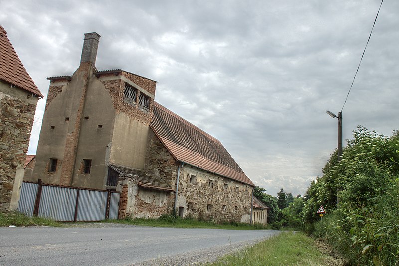 File:Všetaty, stavení a cesta HDR.jpg