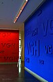 Deutsch: Im Eingangsbereich des Gebäudes Schiffgraben 4 der VGH Versicherungen in Hannover steht die blaue Wand mit den erhabenen Buchstaben VGH im rechten Winkel zur roten Wand mit den vertieften Buchstaben; dazwischen der Durchgang zur für Besucher offenen Galerie ...