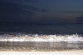 Petites vagues un soir à Ajaccio, Corse.