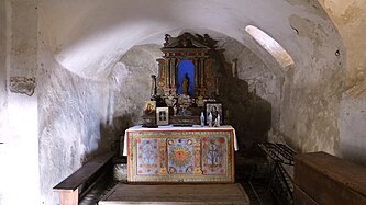 Crypte sud et autel avec les instruments de la Passion, réalisé en 1683