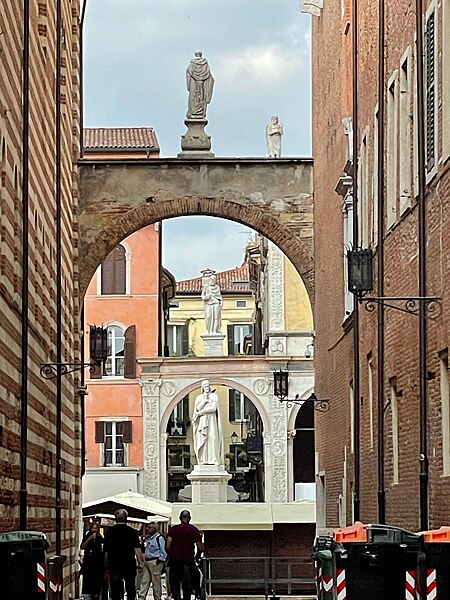 File:Verona, centro, 3 statue - Marcok, Wikigita 2023-10-20.jpg