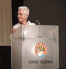 Flory Witdoeckt ĉe la podio dum EEU-kongreso en Rijeko, 2014