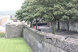 Een foto van de muren van Derry met de plint van de Walker Pillar op een bastion