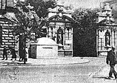 Búnker frente a la puerta de la Universidad de Varsovia convertido en base para la Wehrmacht visto desde la calle Krakowskie Przedmieście, julio de 1944