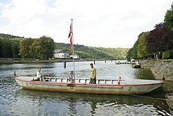 Ein Boot auf der Maas in Waulsort