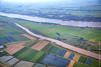 Mündung des Aschwardener Flutgrabens (von links) in den Rechten Nebenarm der Weser (nach rechts), im Hintergrund der Hauptarm der Weser