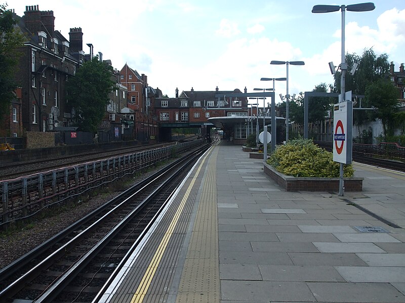 File:West Hampstead tube stn westbound look west 2012.JPG