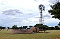 Windmotor mit Bassin in der Kalahari