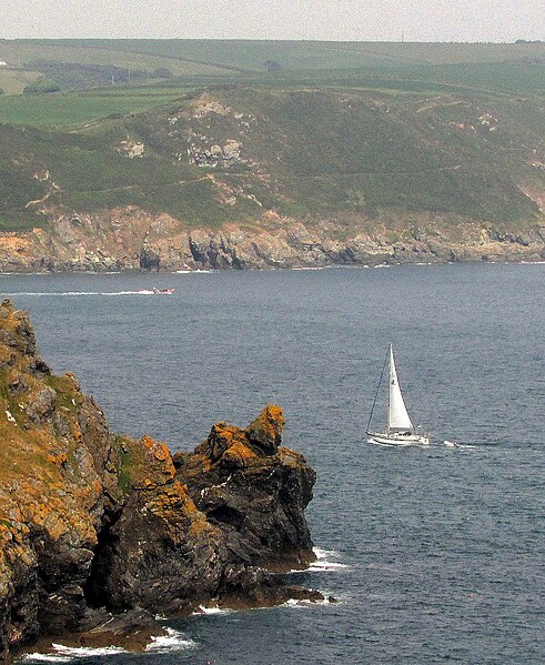 File:Yacht entering Kingsbridge estuary - geograph.org.uk - 5810382.jpg