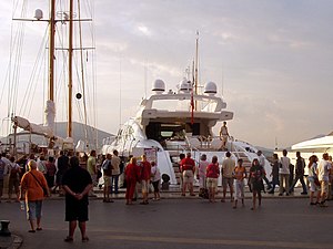 Yacht: Begriff, Bauart und Ausstattung, Besatzung