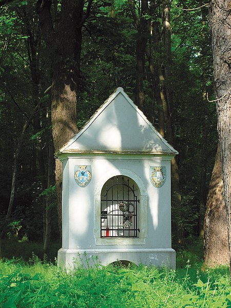 File:Zaina Hubertus Kapelle.jpg