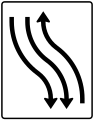 Zeichen 512–11 Verschwenkungs­tafel – mit Gegenverkehr – Verschwenkung nach links einstreifig in Fahrtrichtung und zweistreifig in Gegenrichtung