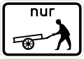 Zusatzschild 724 nur Fußgänger mit Handfahrzeugen oder sperrigen Gegenständen (Symbol) (500 × 350 mm)