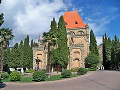 Гагарина крым. Дворец княгини Гагариной Алушта. Дворец княгини Гагариной Алушта внутри. Алушта достопримечательности дворец Гагариной. Дворец княгини Гагариной статуя.