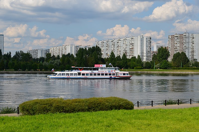 File:Теплоход Москва-84 на Москве-реке (31.07.2016).jpg