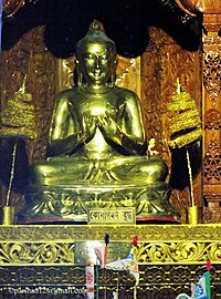 ’n Standbeeld van Konagamana Boeddha.